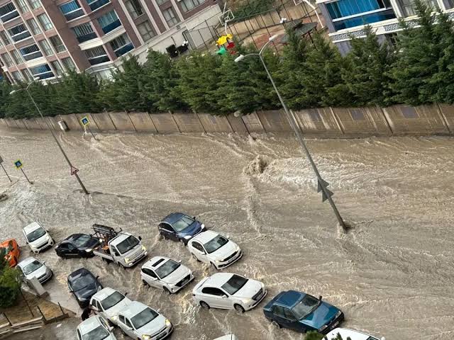Ankara'da Etkili Sağanak Yağış: Vatandaşlar Zor Anlar Yaşadı